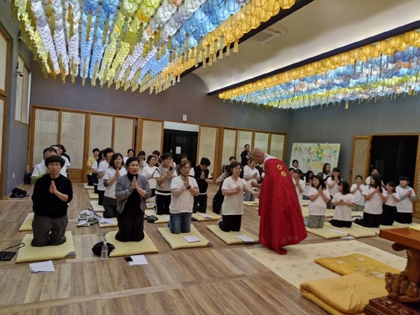 제주시 애월읍 백제사에서 가족템플스테이를 통해 수계법회가 진행되고 있다.