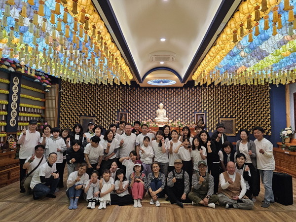 참석자들이 전체 기념촬영을 하고 있다.