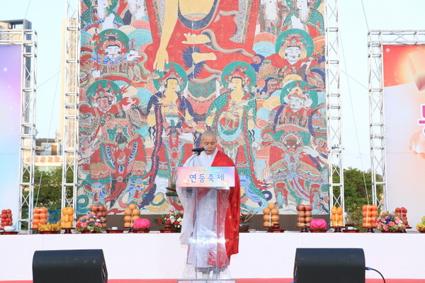 청주불교연합회 회장 도성 스님이 봉축사를 하고 있다.