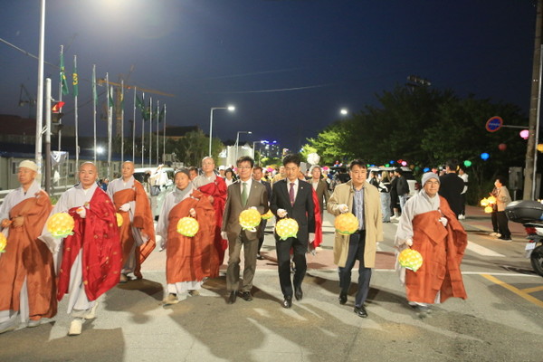 청주불교연합회 도성 스님을 비롯한 불교계 지도자들과 정관계 인사들이 연등행진에 나서고 있다.