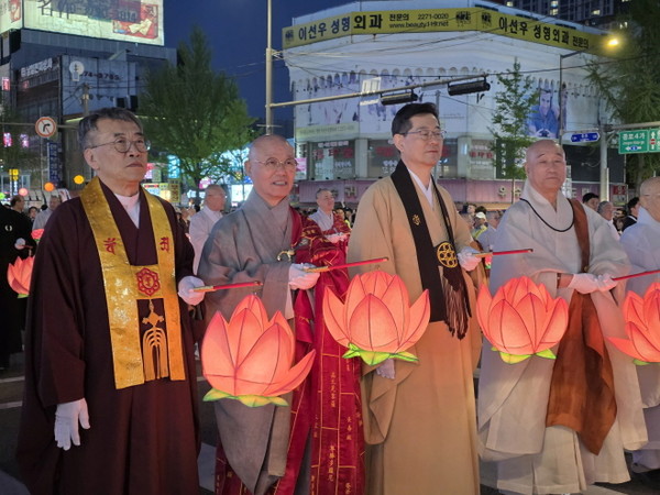 총무원장 상진 스님이 이웃종단 대표들과 함께 연등행진에 나서고 있다.