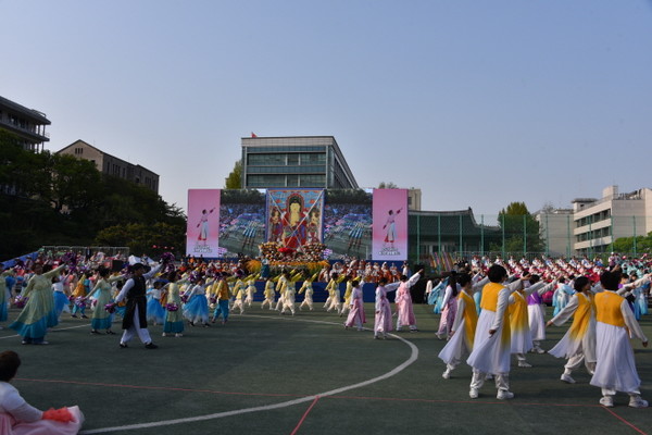 연희단이 율동을 펼치고 있다.