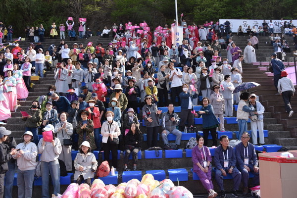 한국불교태고종 스님들과 신도들이 어울림마당에 참석해 법요식을 기다리고 있다.