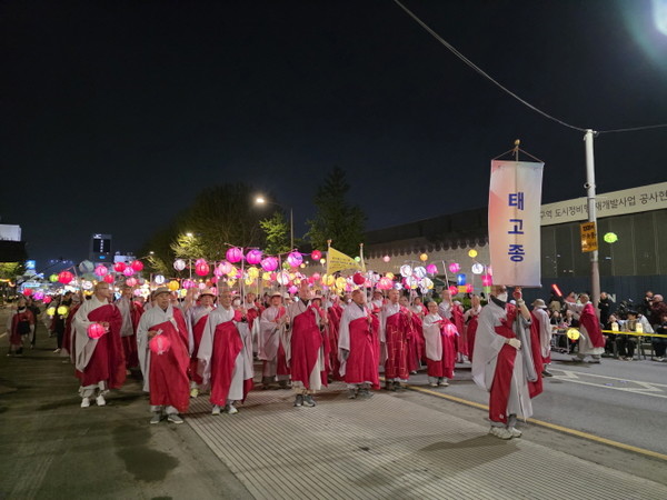 동대문에서 종각까지 연등행진을 실시하고 있는 태고종 스님들과 신도들.