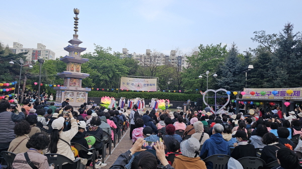 노원구 봉축대탑 앞에서 바라춤 공연이 펼쳐지고 있다.