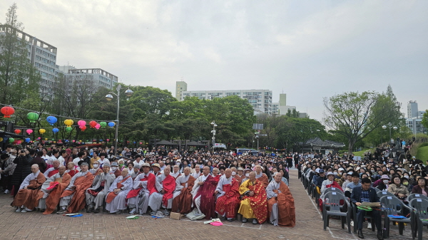 노원연등축제에 참석한 지역 불교계 지도자들과 정관계 인사 및 신도들.
