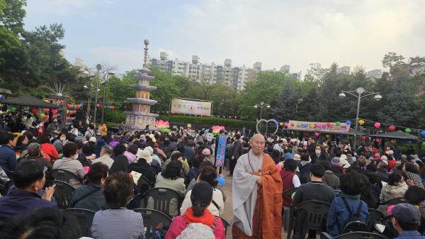 노원사암연합회 회장 혜자 스님이 대중들과 인사를 나누고 있다.