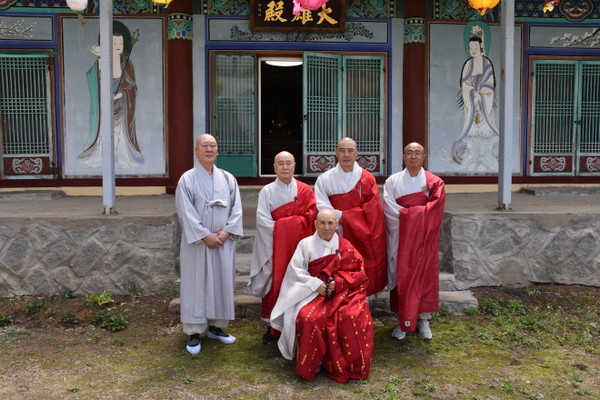 학현 스님이 선닥사 법당 앞에서 상좌들과 함께 기념촬영을 하고 있다.