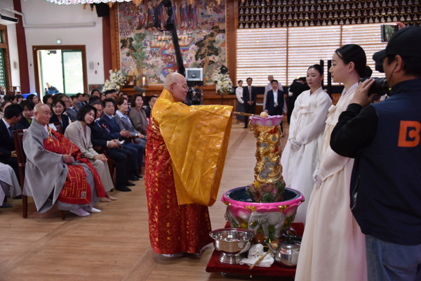 운경 종정 예하가 5월 5일 양주 청련사 무량수전에서 봉행되고 있는 봉축법요식에서 관불을 하고 있다.