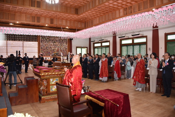 종정 운경 예하와 총무원장 상진 스님 등 참석자들이 반야심경을 봉독하고 있다.