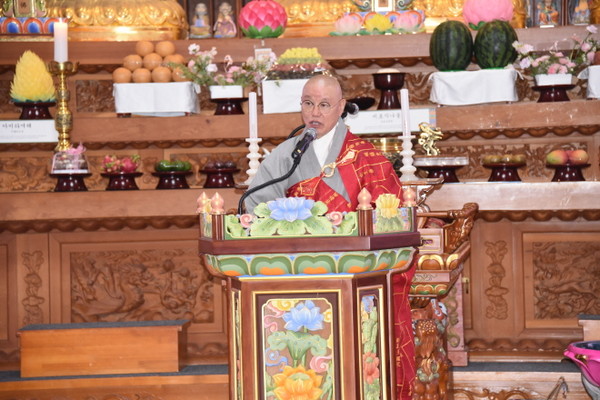 총무원장 상진 스님이 봉축사를 하고 있다.