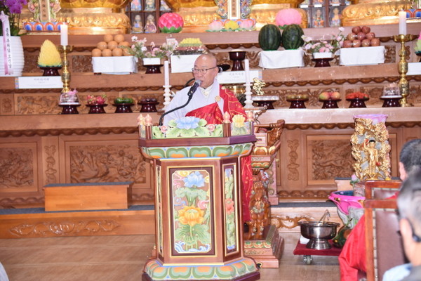 격려사를 하고 있는 원로회의 의장 호명 스님.