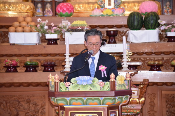 이재명 더불어민주당 대통령 후보의 축사를 대독하고 있는 정성호 국회의원.