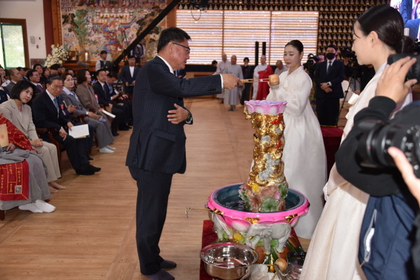 관불하고 있는 이헌승 국회 정각회 회장.