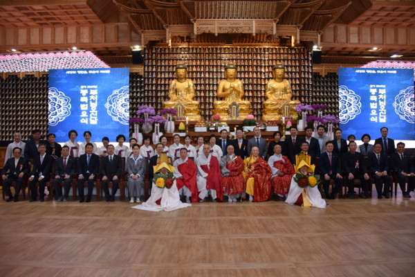 종단 지도부와 내외빈들이 전체 기념촬영을 하고 있다.