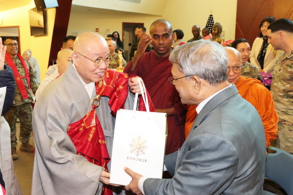 총무원장 상진 스님이 참석자들에게 선물을 전달하고 있다.