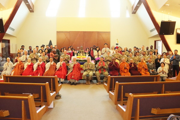 기념촬영을 하고 있는 총무원장 상진 스님.