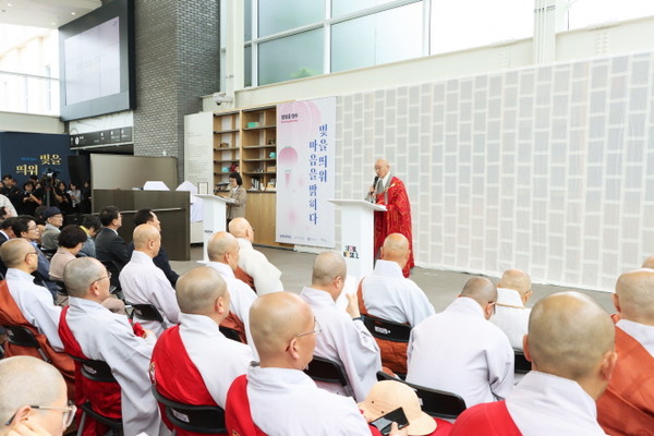 총무원장 상진 스님이 5월 2일 서울공예박물관 특별전 개막식에서 축사를 하고 있다.