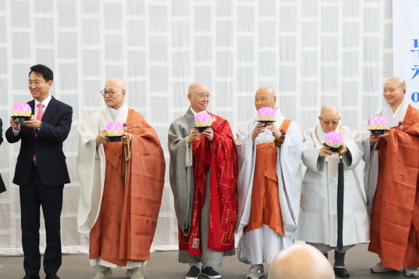 조계종 총무원장 진우 스님을 비롯해 오세훈 서울시장 등 내외빈들과 함께 축하 연등을 들고 있는 총무원장 상진 스님.