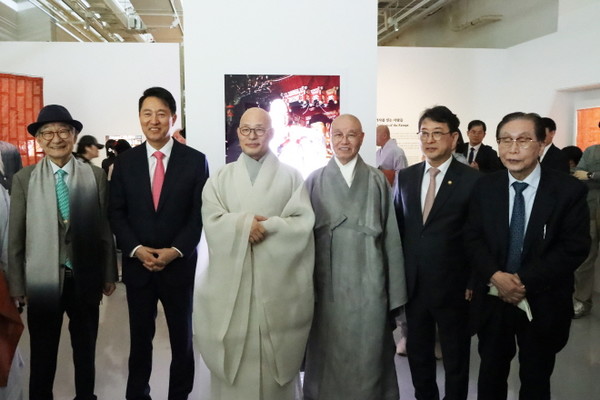 개막식에 앞서 주요 내빈들과 자리를 함께 하고 있는 총무원장 상진 스님.