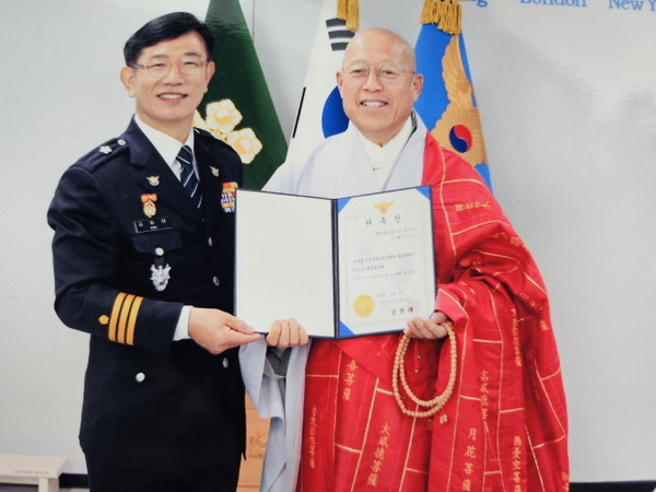 능해 스님이 인천국제공항경찰단 경승으로 위촉받은 후 김원태 단장과 기념촬영을 하고 있다.