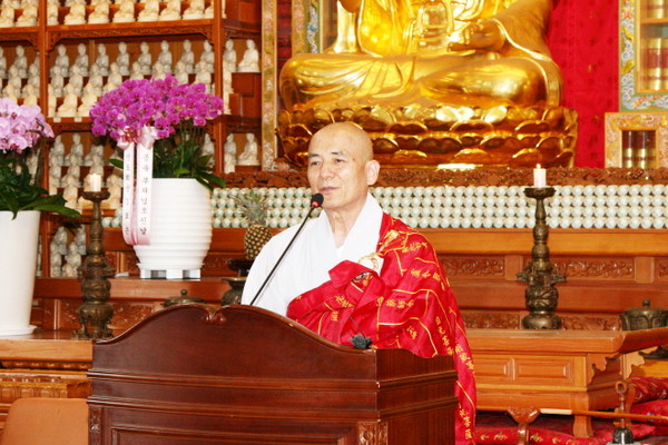 교육원장 재홍 스님이 인사말을 하고 있다.