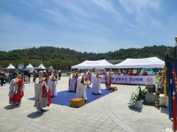 광주전통불교영산재보존회가 5·18민중항쟁탑 앞 참배광장에서 영산재를 시연하고 있다.