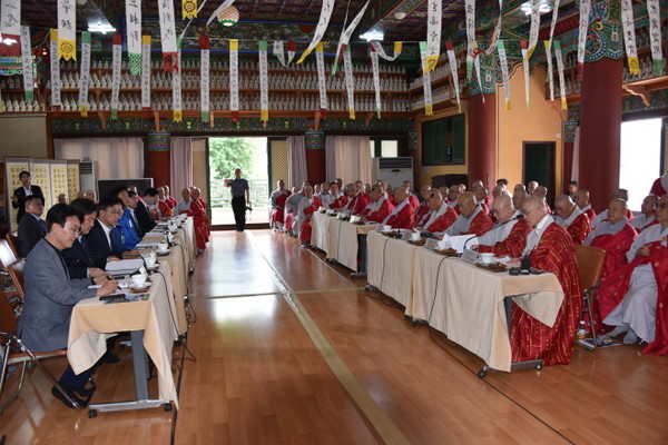 태고종과 더불어민주당 대선 후보 선거대책본부의 합동 간담회에서 총무원장 상진 스님이 개회 인사말을 하고 있다.