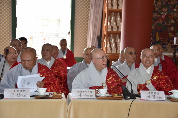 한국불교태고종 중앙종회의장 시각 스님(가운데)이 발언하고 있다.