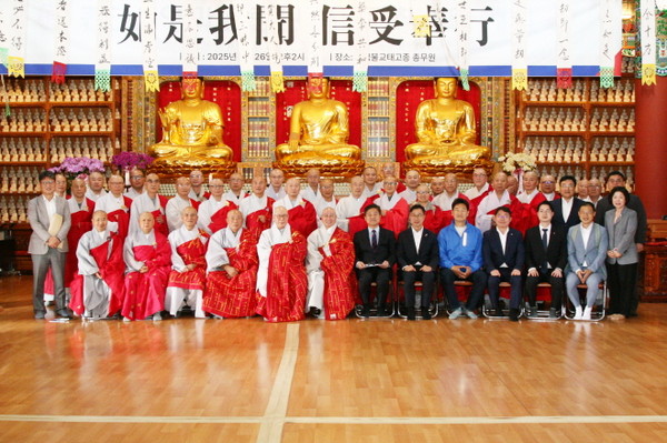 합동간담회 참석자들이 전체 기념촬영을 하고 있다.