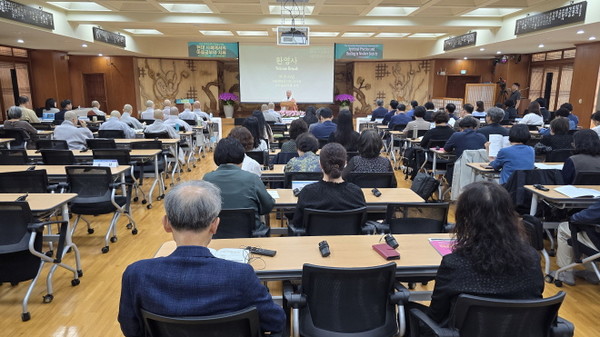 한마음선원 이사장 혜수 스님이 심포지움 개회식에서 환영사를 하고 있다.