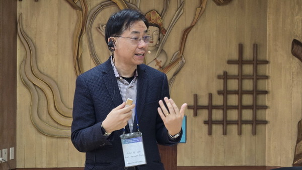 케너스 펑 토론토대 교수가 발제를 하고 있다.