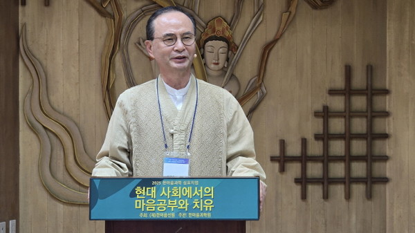 발제하고 있는 최훈동 서울대 의과대학 겸임교수.