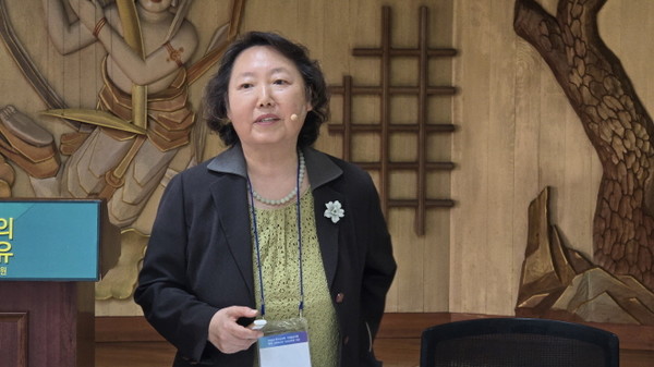 김주현 강원대 간호대학 명예교수가 발제를 하고 있다.