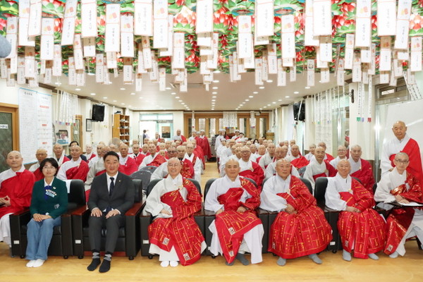 대구경북교구 연수교육 참석자들이 전체 기념촬영을 하고 있다.