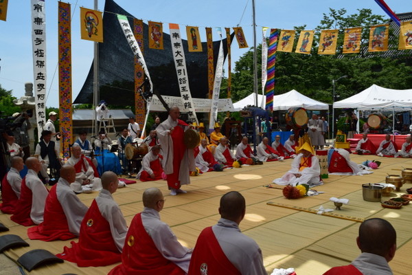 봉원사 영산재 정기시연이 현충일을 맞아 경내 특설무대에서 봉행되고 있다.