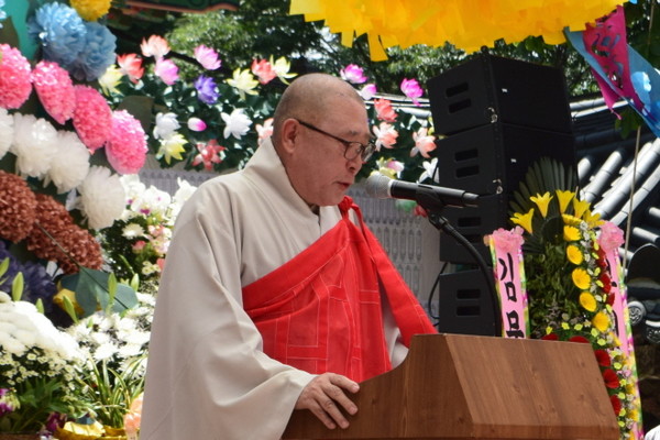 영산재보존회 회장이자 봉원사 주지 현성 스님이 축사를 하고 있다.