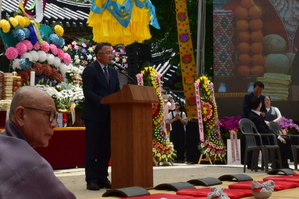 유인촌 문체부장관의 축사를 대독하고 있는 김도형 종무실장.