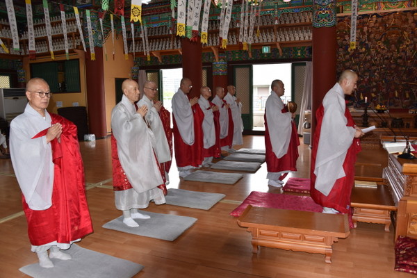 대륜 스님 탄신 143주년 기념 다례재가 법륜사 대웅보전에서 봉행되고 있다.