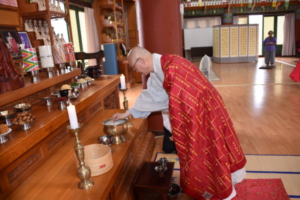 총무원장 상진 스님이 대륜 스님 영단에 헌향하고 있다.