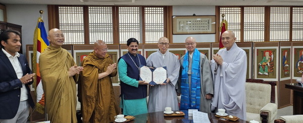 법헌 스님이 6월 10일 총무원사에서 총무원장 상진 스님과 교육원장 재홍 스님이 지켜보는 가운데 아시시 바베 인도문화연구소장으로부터 감사장을 받고 있다.