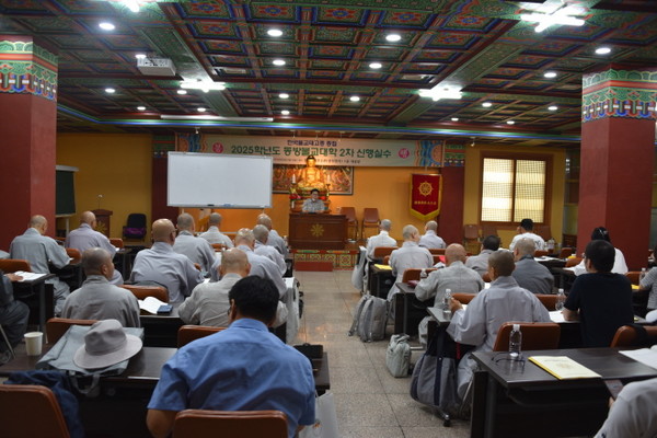 종교인 과세 및 기부금 영수증에 대한 강의가 진행되고 있다.