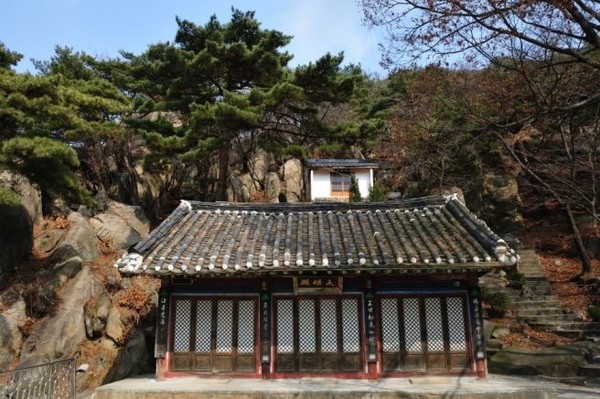 서울대 내 관악산에 있는 자운암 전경.