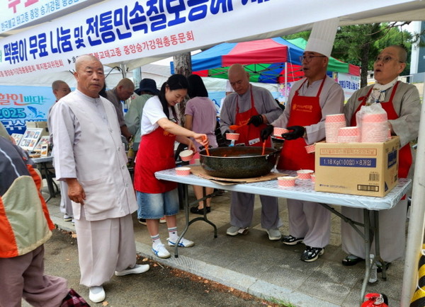 중앙승가강원 총동문회 회장 성관 스님이 나눔봉사에 쓸 떡볶이를 만드는 과정을 지켜보고 있다.