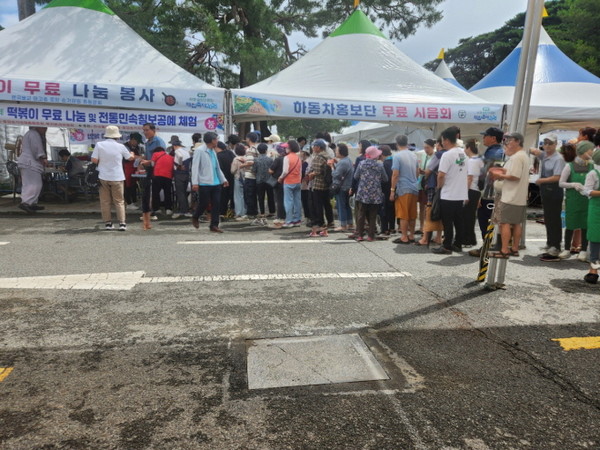 떡볶이 나눔봉사 현장에서 줄지어 기다리고 있는 내방객들.