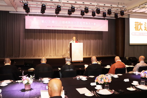 제42차 한일불교문화교류대회 환영만찬이 6월 17일 부산 파라다이스호텔에서 진행되고 있는 가운데 한일불교문화교류협의회 이사장인 태고종 총무원장 상진 스님이 환영사를 하고 있다.