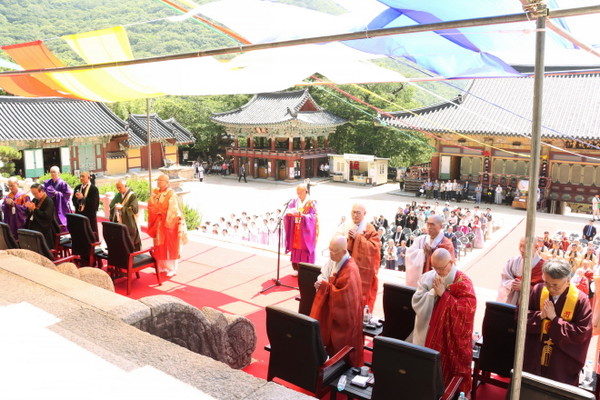 부산 범어사에서 봉행된 세계평화기원법회에서 한국불교태고종 총무원장 상진 스님을 비롯한 각 종단 대표자들이 의식에 참여하고 있다.