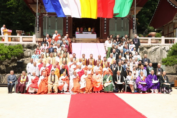 한일불교문화교류대회에 참여한 양국 불교계 지도자들이 전체 기념촬영을 하고 있다.