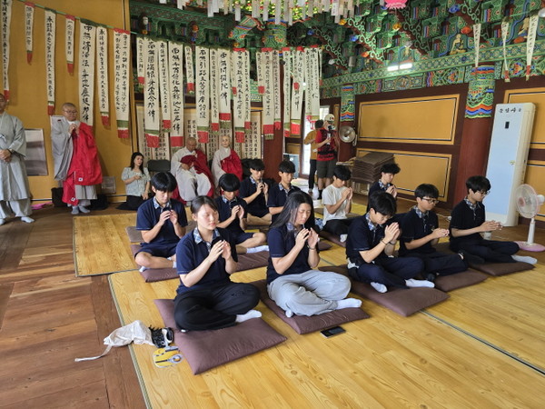 전주 신일중 학생들이 명상체험을 하고 있다.