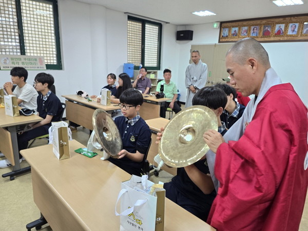영산작법에 쓰인 악기에 관심을 보이고 있는 학생들.